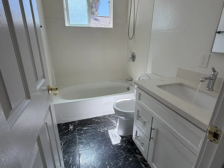 411 S E St — Photo 11