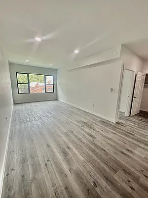 Rented by Luxian International Realty LLC | media 7