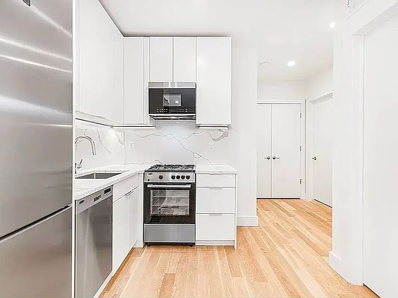 4th image of 309 W 50th St APT 4R