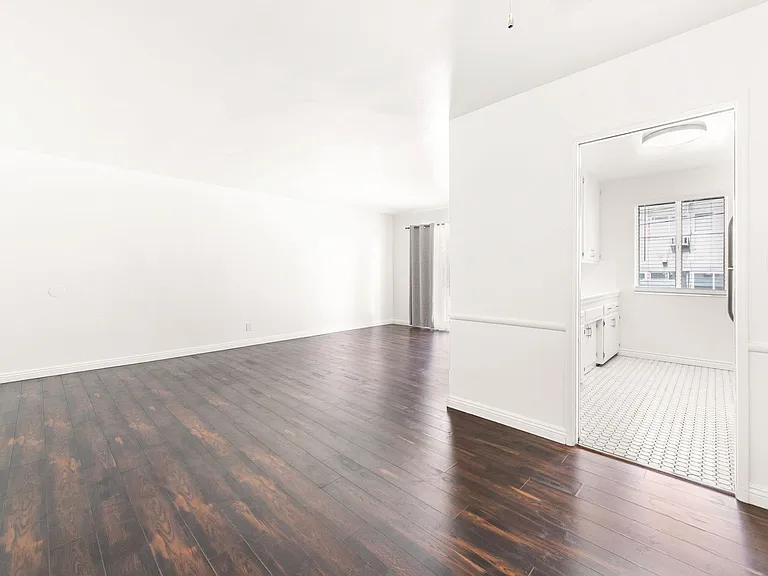 Hollyview Apartments — Photo 25