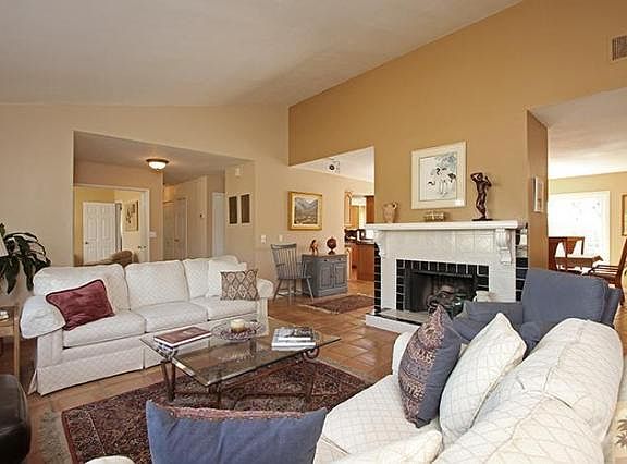 4th image of 249 N Cerritos Dr