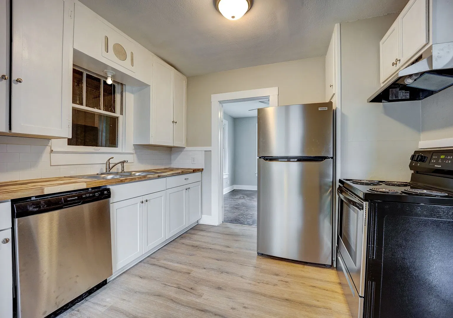 Freshly Updated 2 Bedroom House — Photo 2