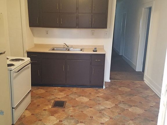 2nd image of 1044B Dawson St