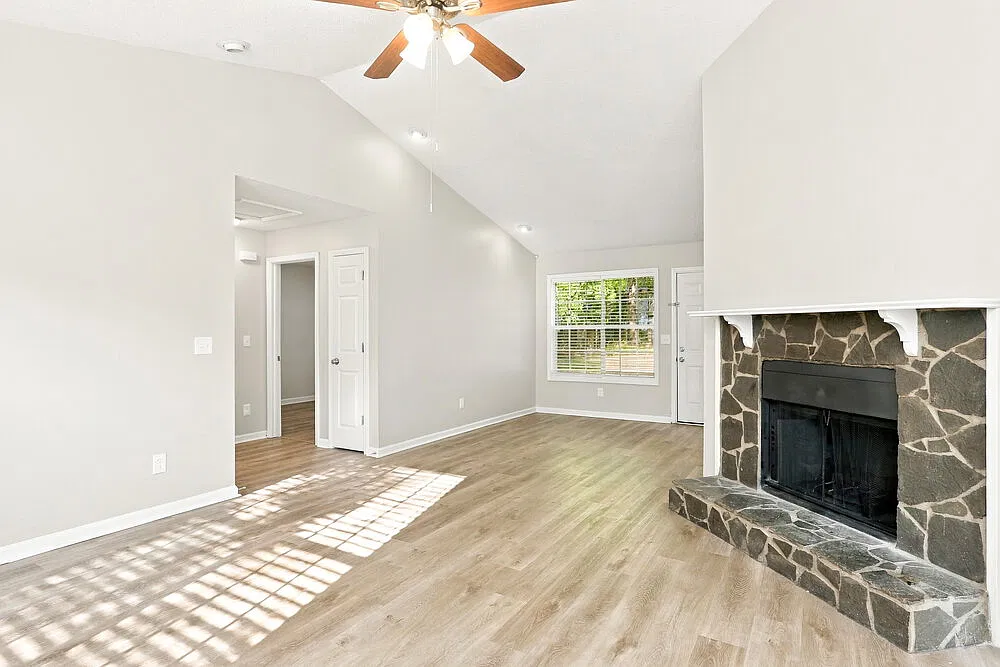 3 bed, 2.0 bath, 1308 sqft, $1,820 — Photo 4
