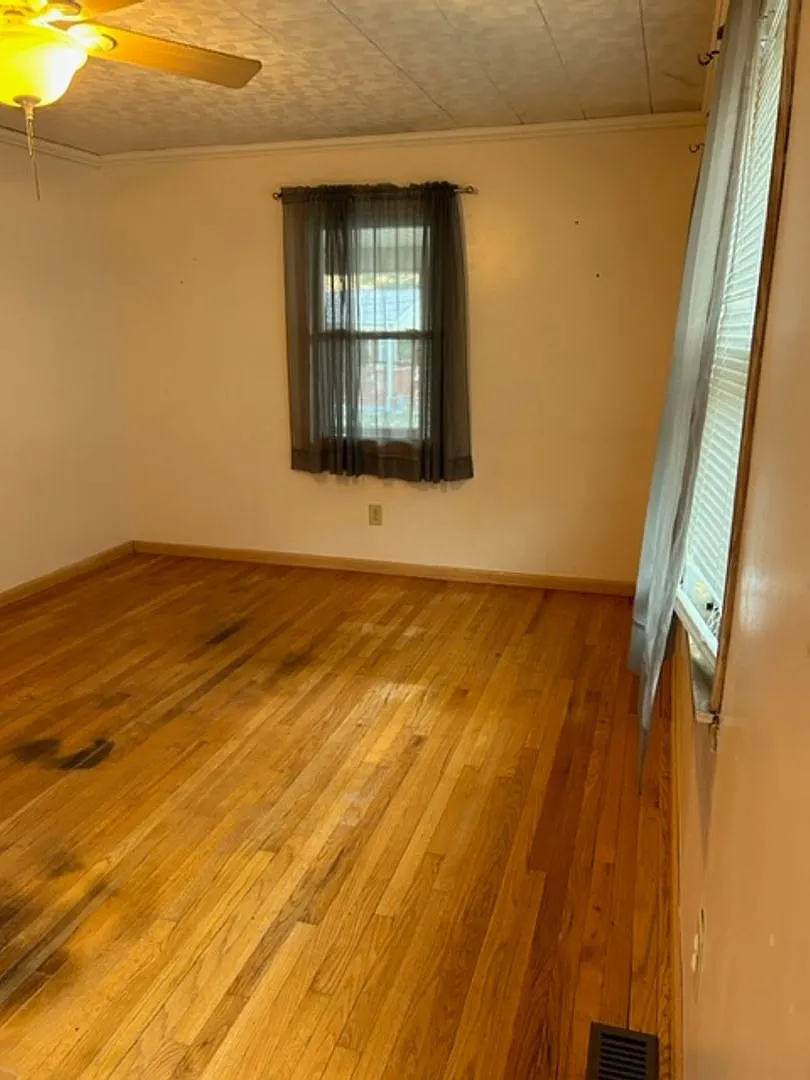 Charming 3 bedroom 1 bath in Pembroke VA — Photo 4