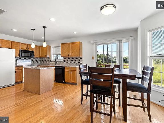 4th image of 124 Versailles Ct
