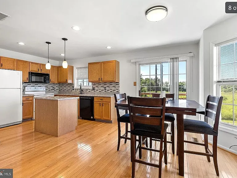 124 Versailles Ct — Photo 4