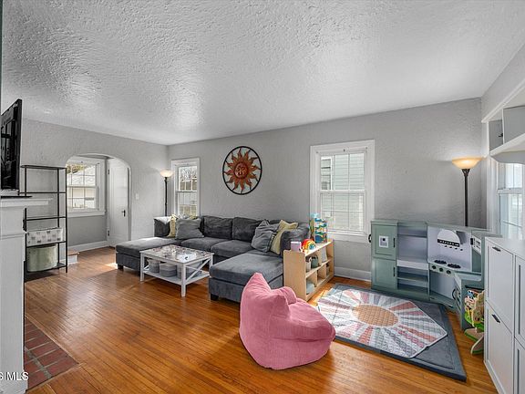 3rd image of 3848 Drummond Rd