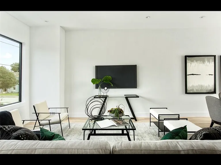 2633 Reagan St #203 — Photo 11