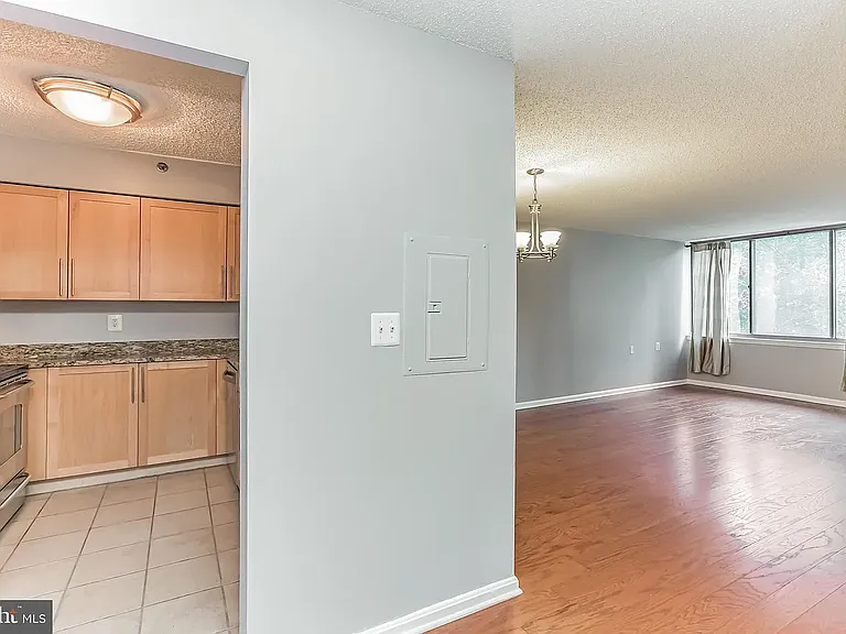 10101 Grosvenor Pl #302 — Photo 5