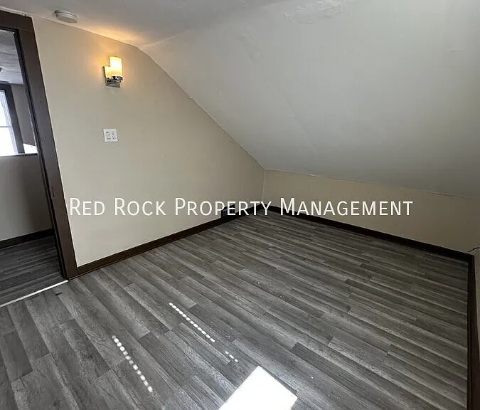 121 Hackett St — Photo 14