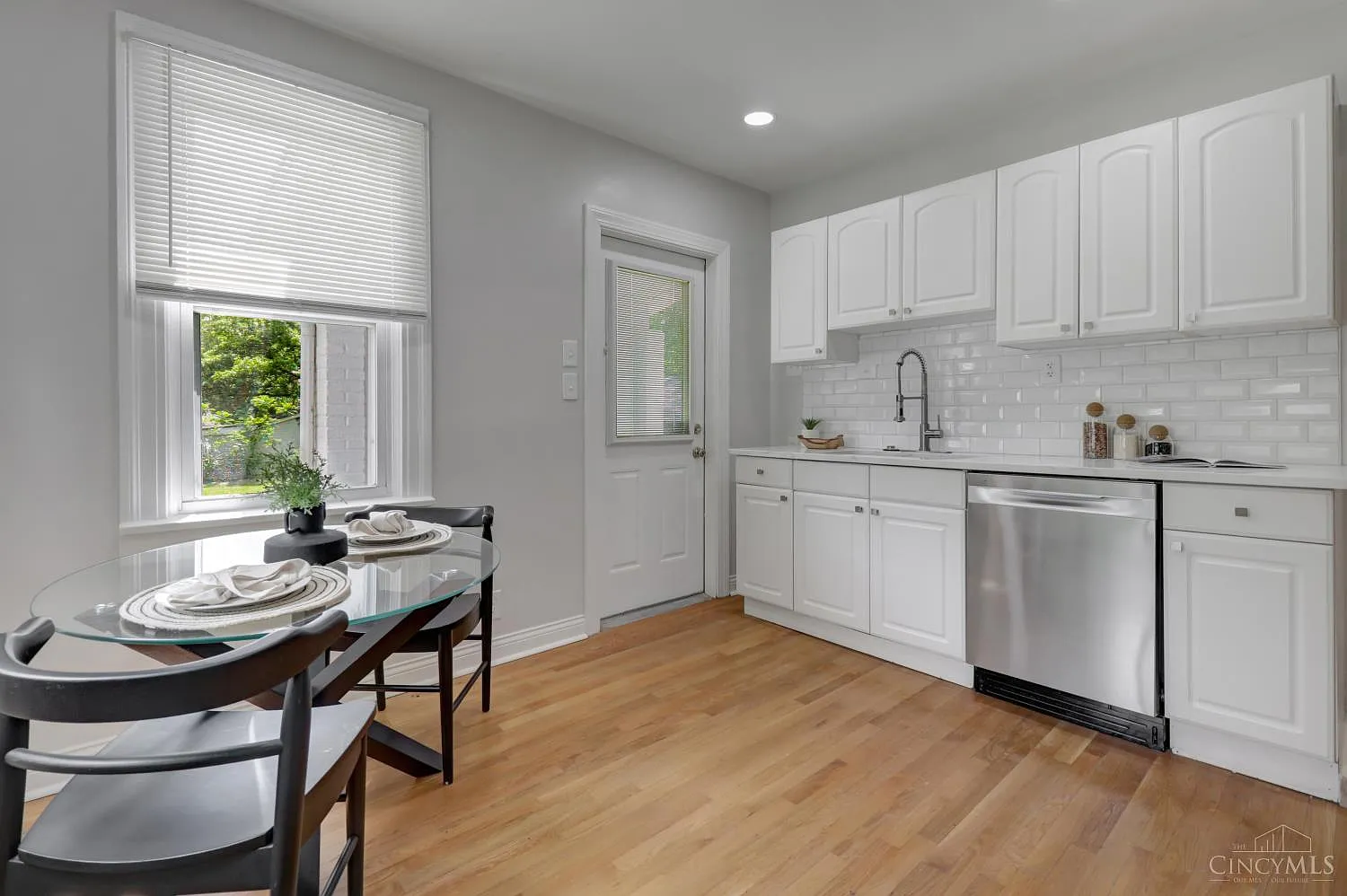 3 bed, 2.0 bath, 1426 sqft, $2,200 — Photo 4