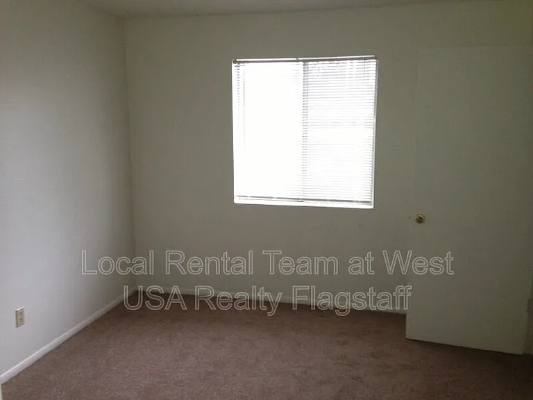 2219 E Dortha Ave #6 — Photo 5