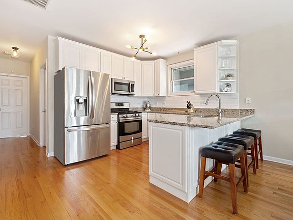4th image of 1916 W Belmont Ave #2E