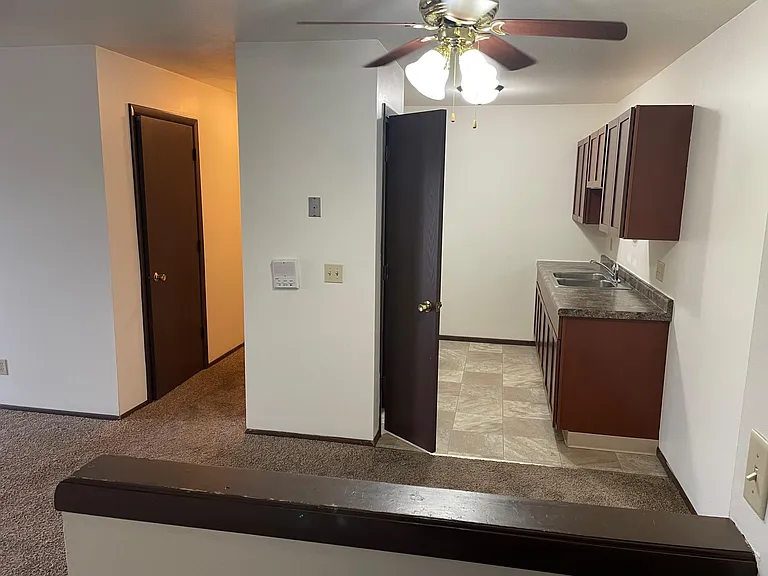 Colony Court Apartments — Photo 8