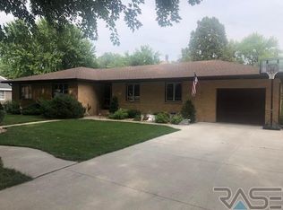 730 S Dewald St, Freeman, SD 57029