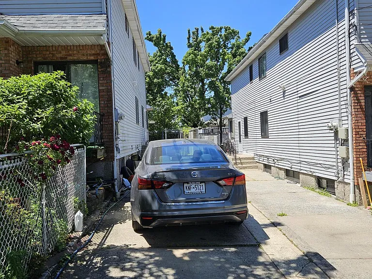 486 Elverton Ave — Photo 2