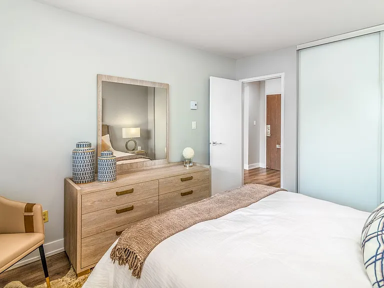 1177 Bloor St — Photo 7