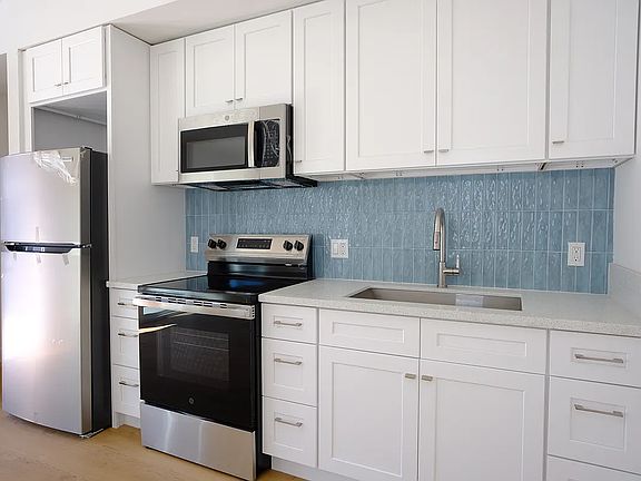 2nd image of 4313 1/2 Kenwood Ave