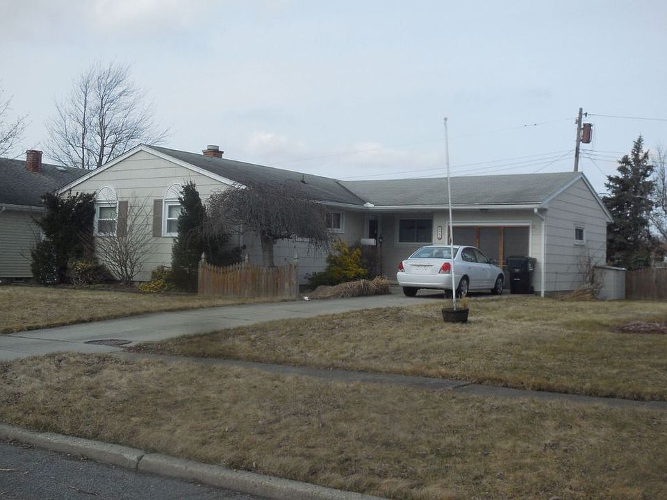1st image of 22 Broadmoor Dr