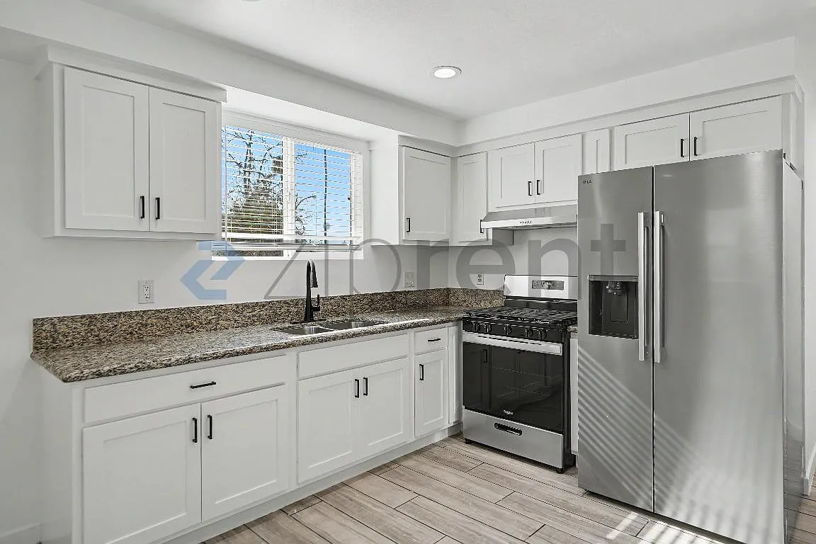 5 bed, 2400 sqft, $4,400 — Photo 4