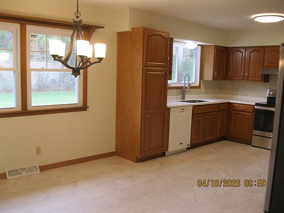 4th image of 627 13th Ave N