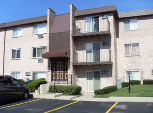 710 W Huntington Commons Rd APT 3A, Mount Prospect, IL 60056