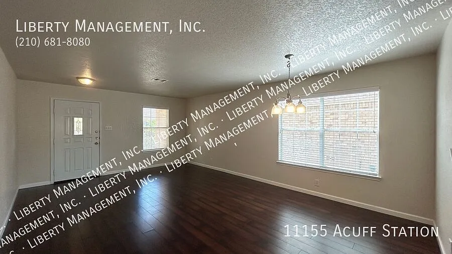 Beautiful and VERY Spacious 5 Bedroom, 3 Full Bath Home — Photo 4