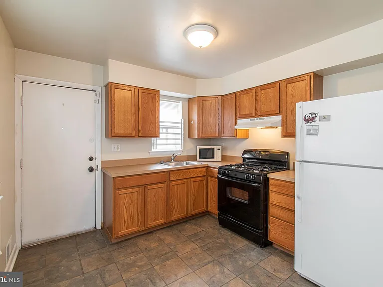 1635 Fontain St — Photo 15