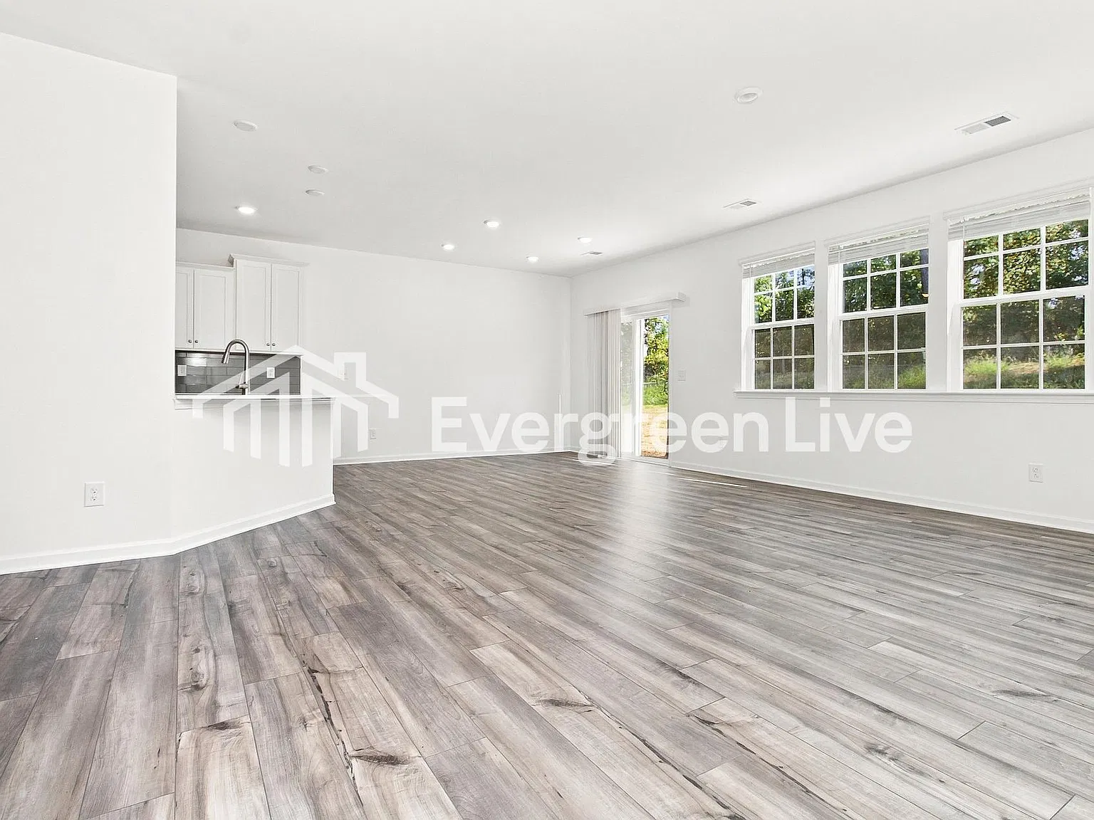 4 bed, 4.5 bath, 3269 sqft, $2,560 — Photo 4