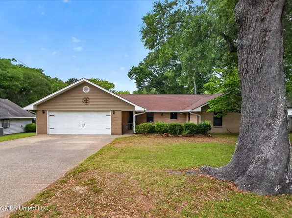 6627 Golf Club Dr, Diamondhead, MS 39525
