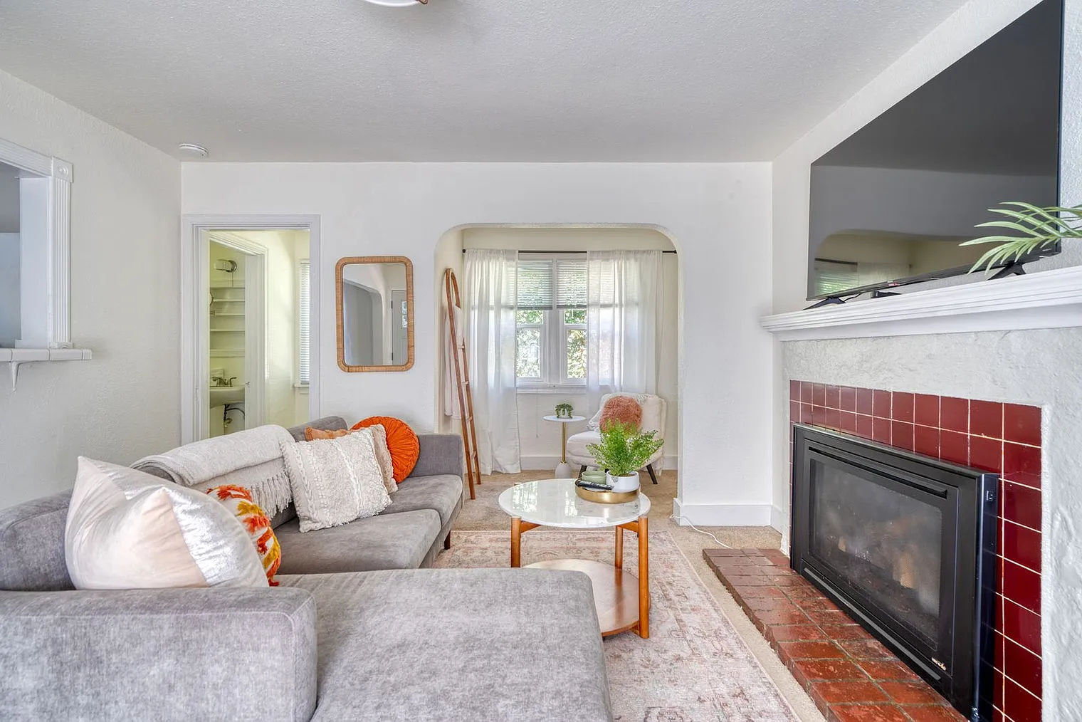 1 bed, 1.0 bath, 645 sqft, $2,402 — Photo 3
