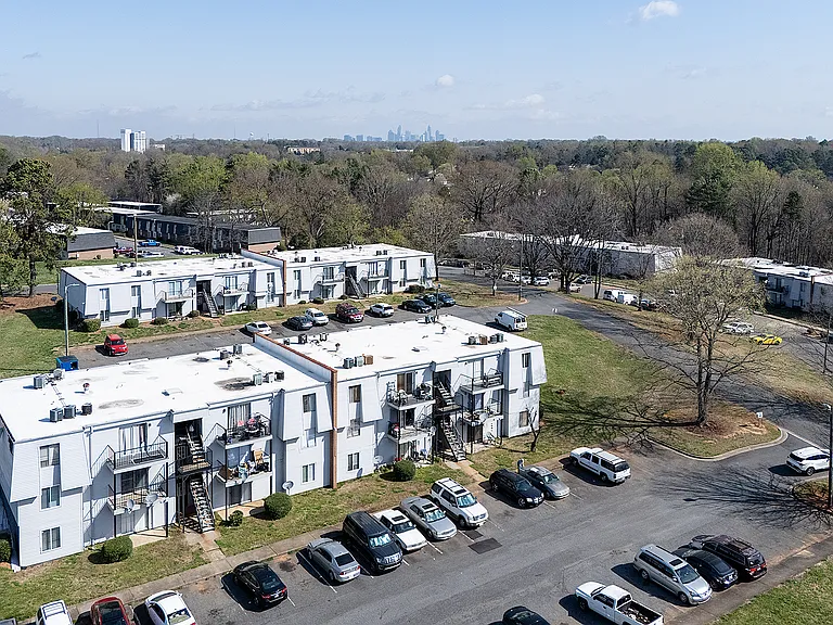 700 Farmhurst Dr #J — Photo 12
