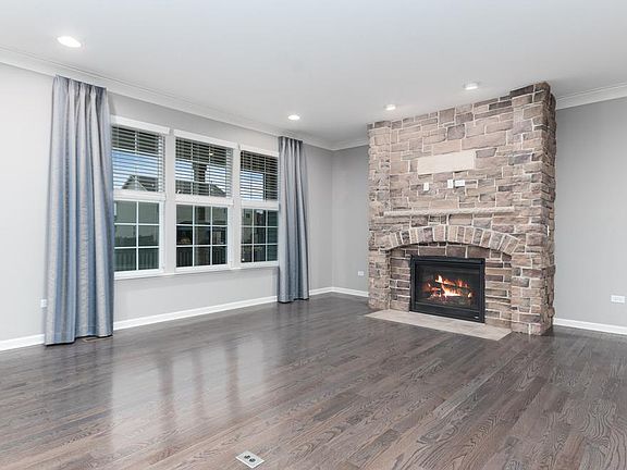 3rd image of 821 Northside Dr
