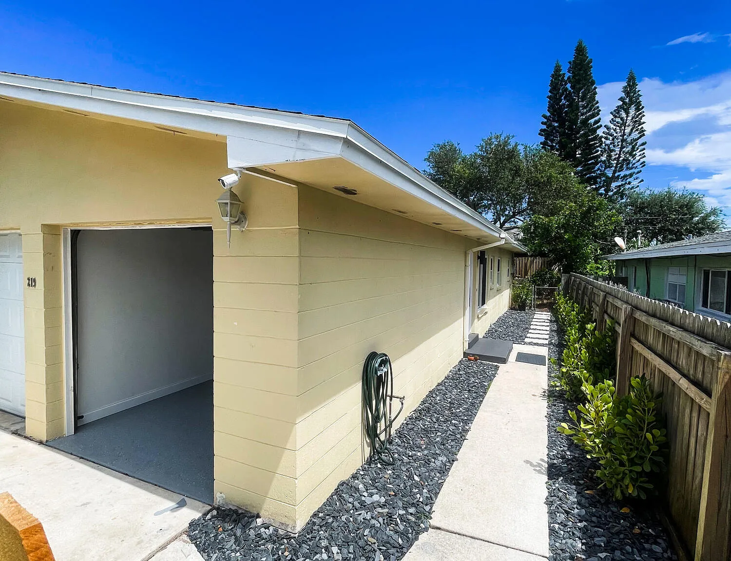 2 bed, 1.5 bath, 902 sqft, $2,450 — Photo 2