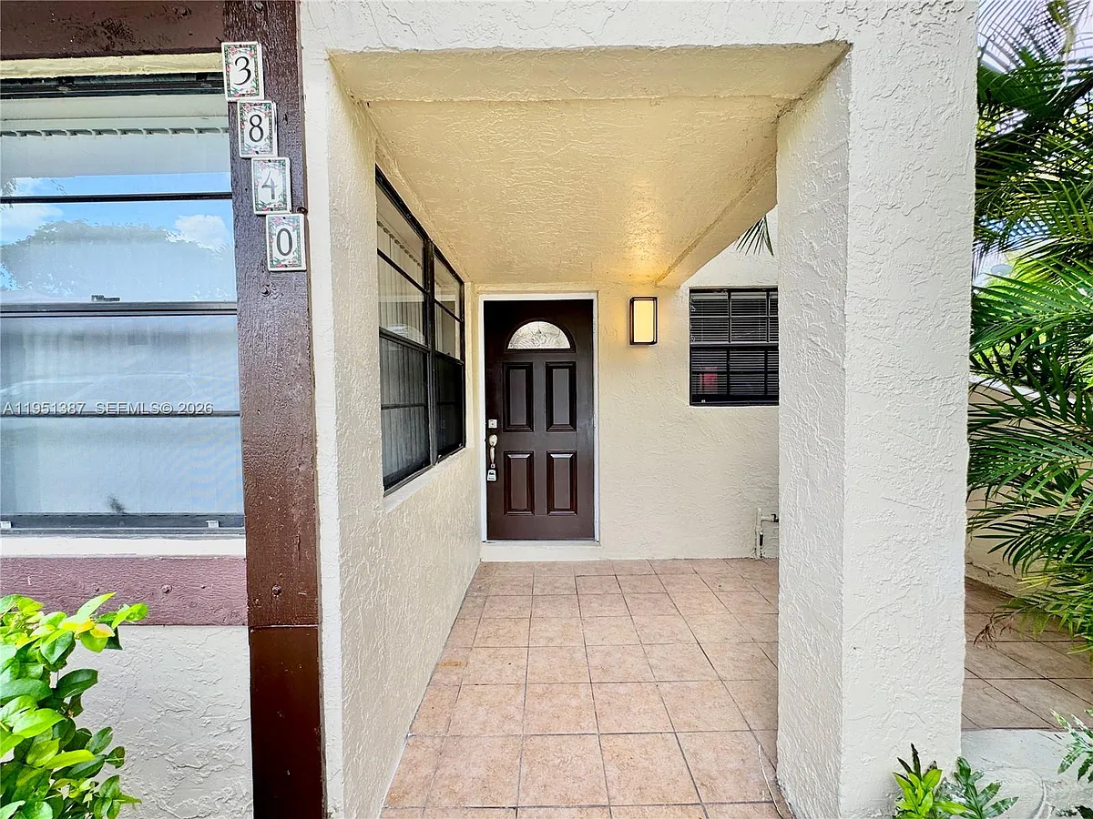 Building Photo - 3840 SW 52nd Ave #3840