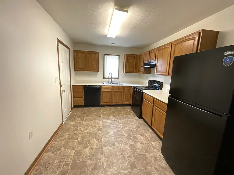 545 W Grand Ave — Photo 3