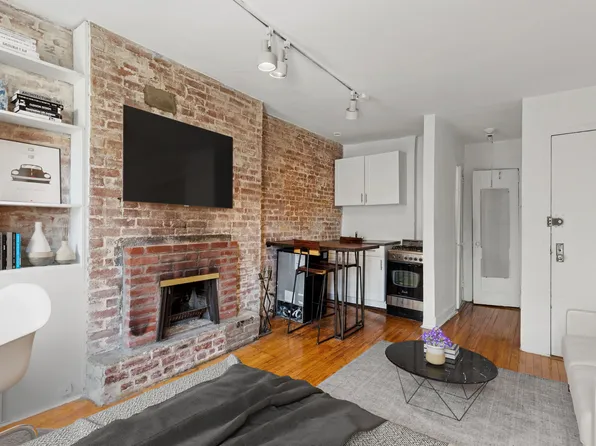84 Horatio Street 4C image 3 of 4
