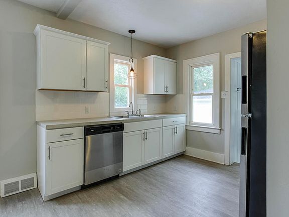 4th image of 344 Janet St SE