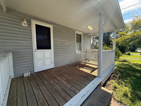 3rd image of 562 York Ave