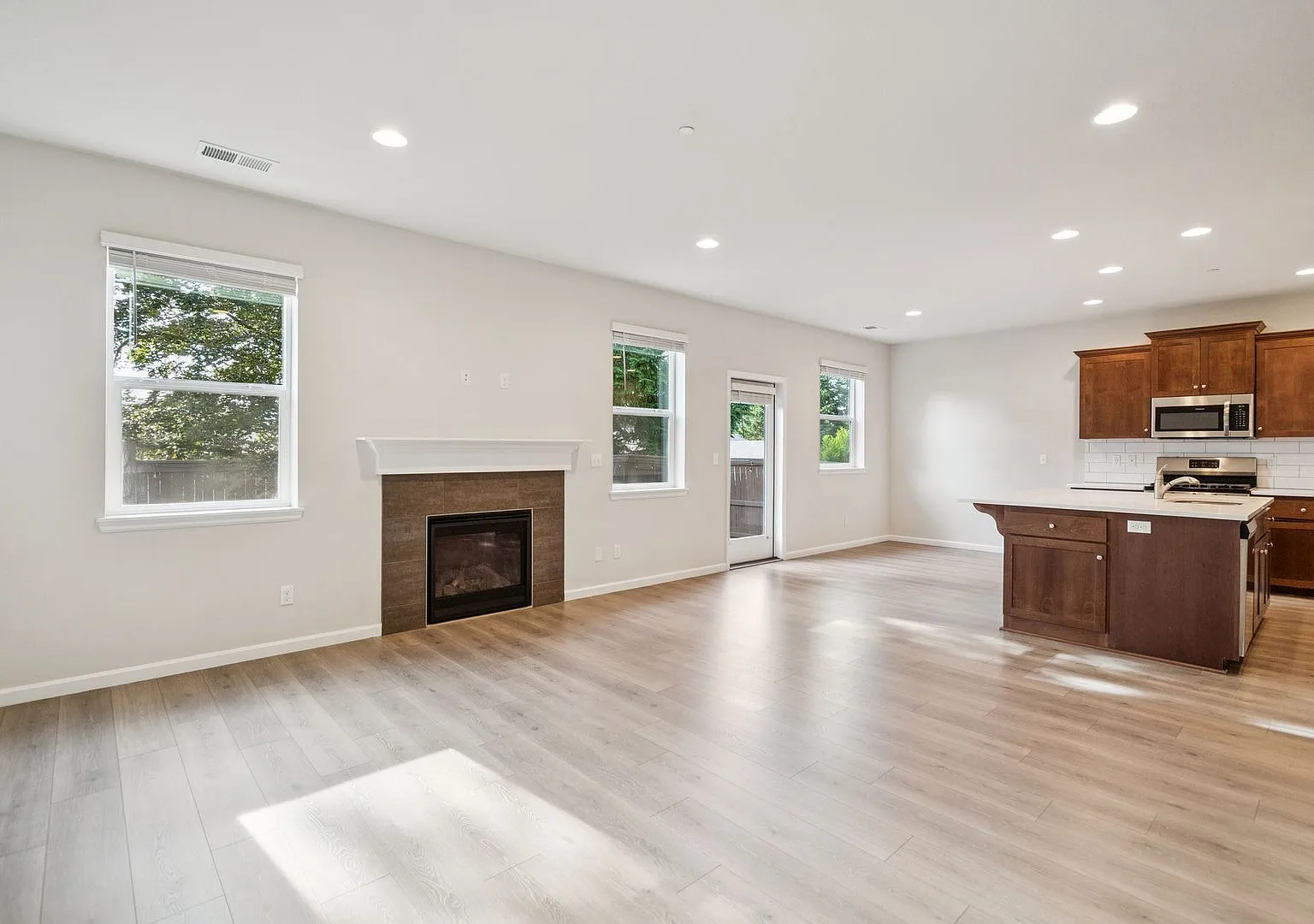 4 bed, 2.5 bath, 2310 sqft, $3,295 — Photo 3
