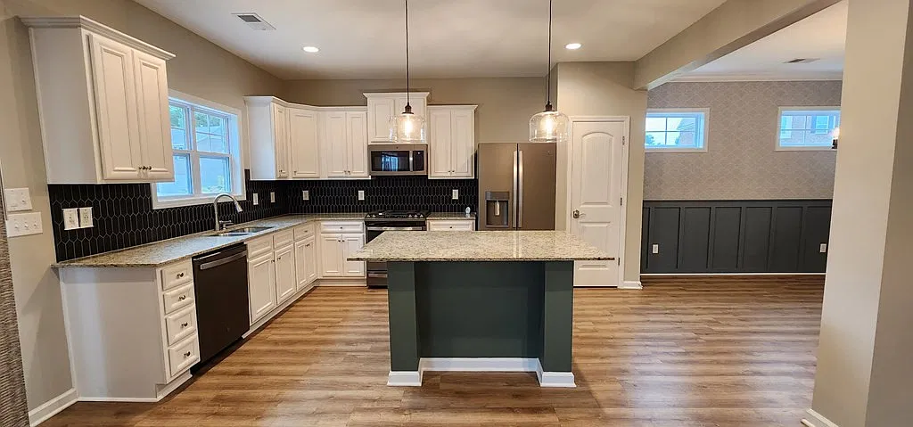 4 bed, 2.5 bath, 2414 sqft, $2,300 — Photo 4