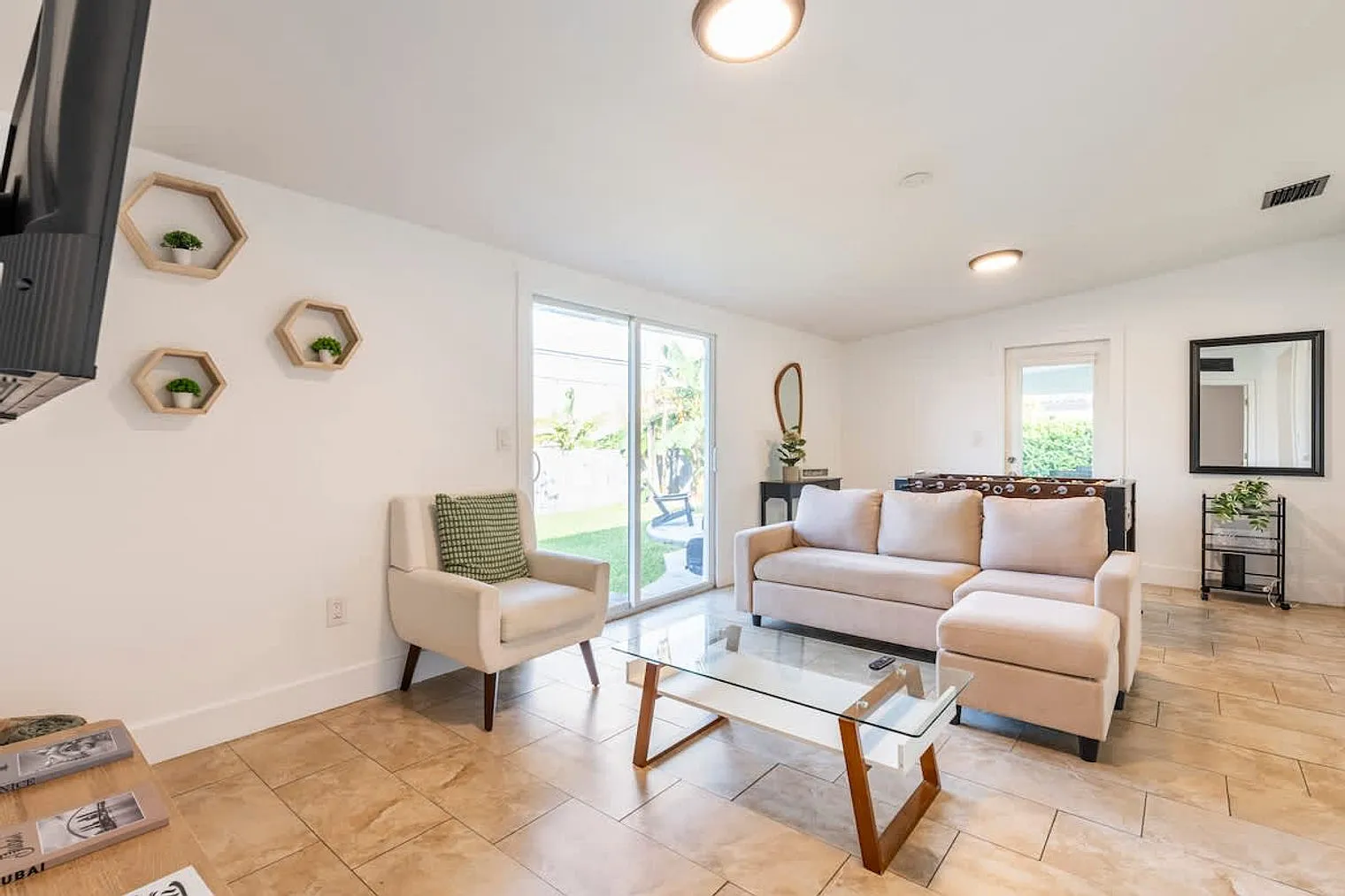 5 bed, 2.0 bath, 1571 sqft, $7,200 — Photo 1