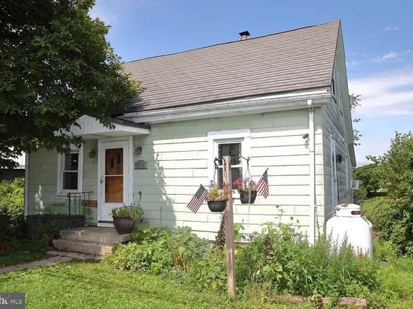 324 S 7th St, Akron, PA 17501