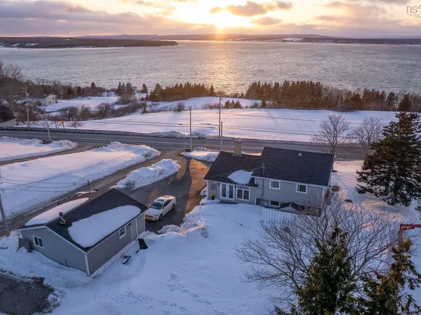 2182 New Waterford Hwy, Cape Breton, NS B1N 3H7