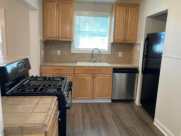 728 Moore St — Photo 9