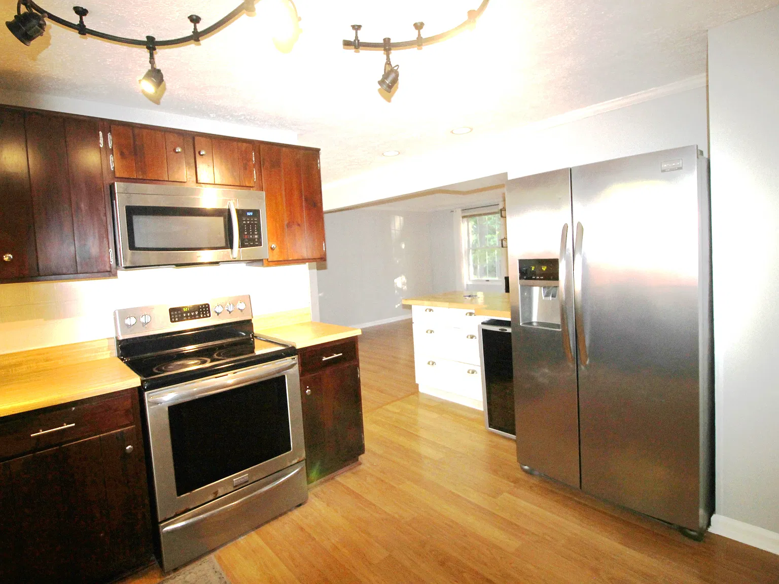 3 bed, 2.5 bath, 1900 sqft, $3,400 — Photo 3