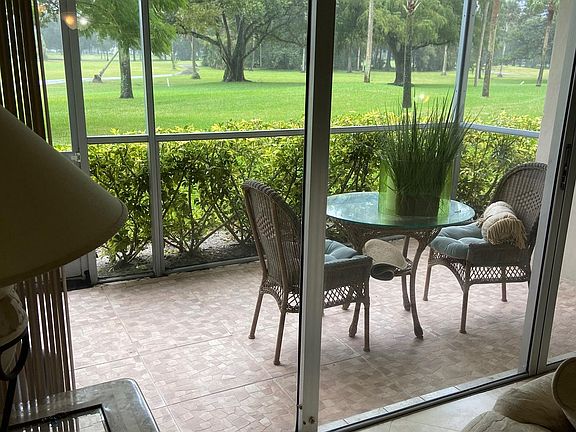 3rd image of 3800 Oaks Clubhouse Dr APT 111