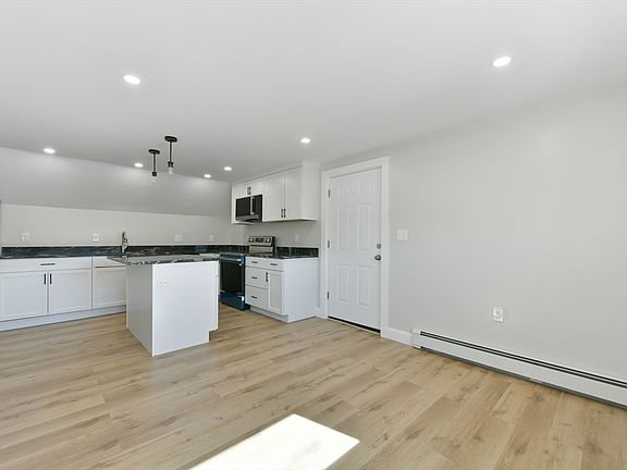 4th image of 9 Akron Ln