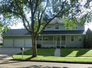 225 Quebec Ln, Bismarck, ND 58503